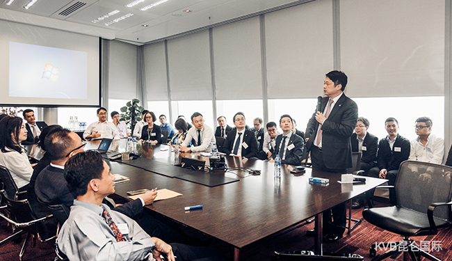 逃生结果出来后,当大家发现平庸的成员也可以组成A队,尖子生的集合可以沦为散兵时,每一个人都静静思考着这一微妙的团队精神。