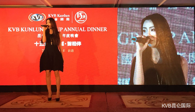 徐歌阳是2016年《中国新歌声》汪峰导师的弟子,她的出场和极具魅力的嗓音瞬间沸腾起所有人的血脉。随后,作为香港唯一一位“魔术界奥斯卡”梅林奖得主,被誉为港版“大卫科波菲尔”— Louis现场令人惊叹的近景魔术表演和帅气的外表,立刻俘虏了不少KVB女性粉丝。