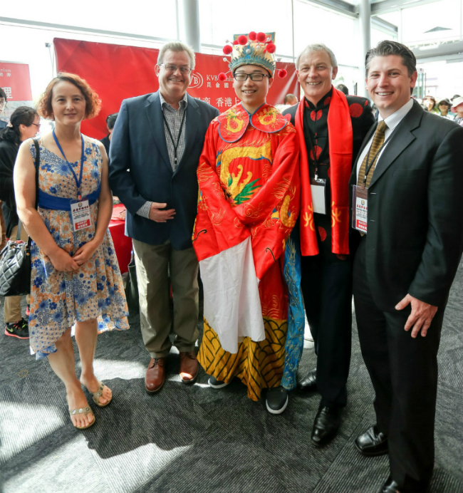 奥克兰新任市长Phil Goff(右二)等政要在KVB展台合影