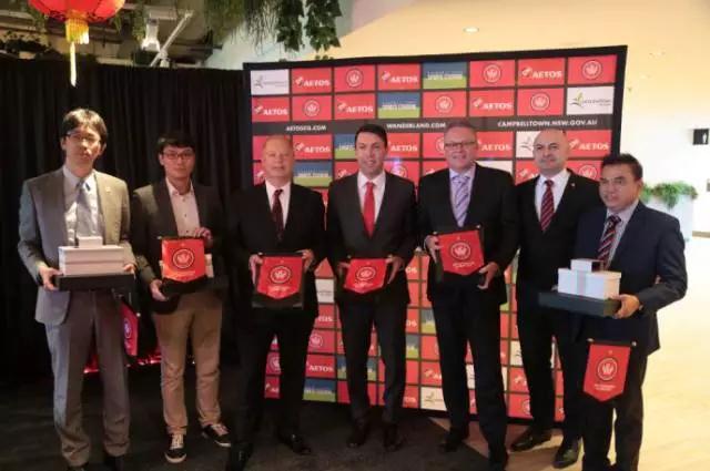 AETOS艾拓思资本集团高级副总裁Mike Thomas(左三)与与会嘉宾共祝西悉尼流浪者取得佳绩