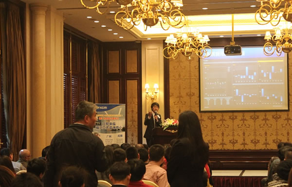 (3月11日,上海讲座,福汇李映康先生正在为大家做分享介绍)