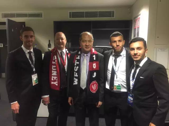 AETOS艾拓思资本集团首席执行官Draco Ng, 高级副总裁Mike Thomas 与西悉尼流浪者足球俱乐部球员在包厢内合影